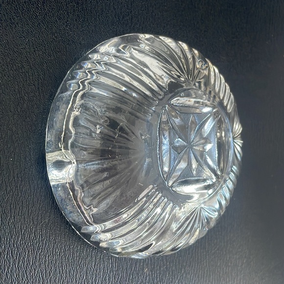 NWOT: Glass Ashtray . NEW - Picture 3 of 5